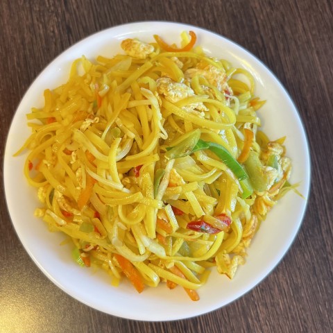 25. Riisinuudlid köögiviljadega